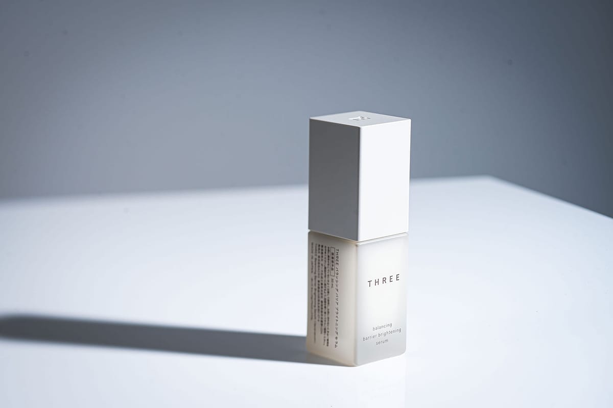 冴えた美しさをめぐらせる、 薬用美白×精油のテクノロジー「THREE バランシング バリア ブライトニング セラム」登場